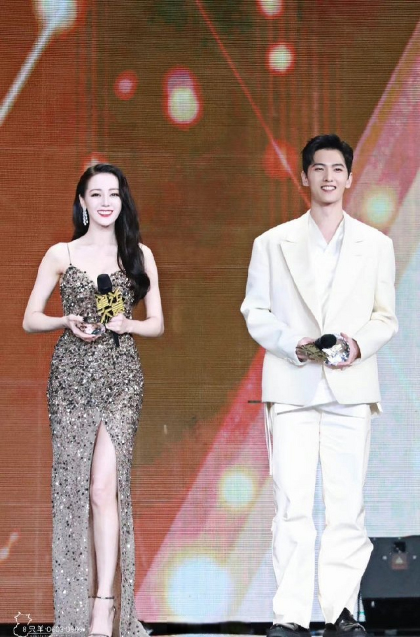 为什么迪丽热巴和杨洋营业的时候就没那么油?