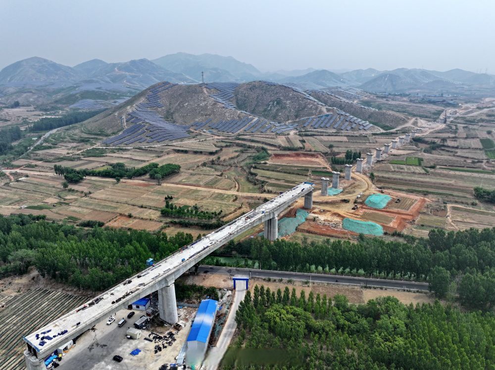 这里是雄安#【雄忻高铁河北段建设高效推进】初夏时节,雄忻高铁河北