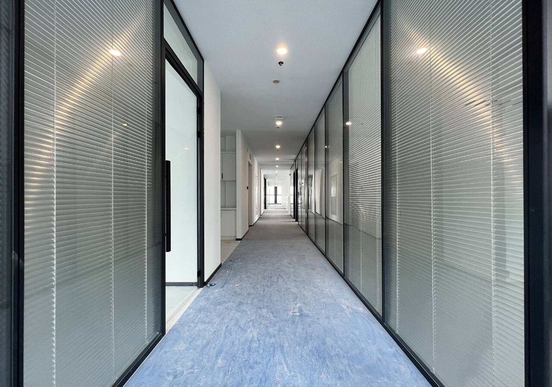 双层玻璃百叶窗隔断的特点有哪些 一,首先表现在时间与成本的节约上