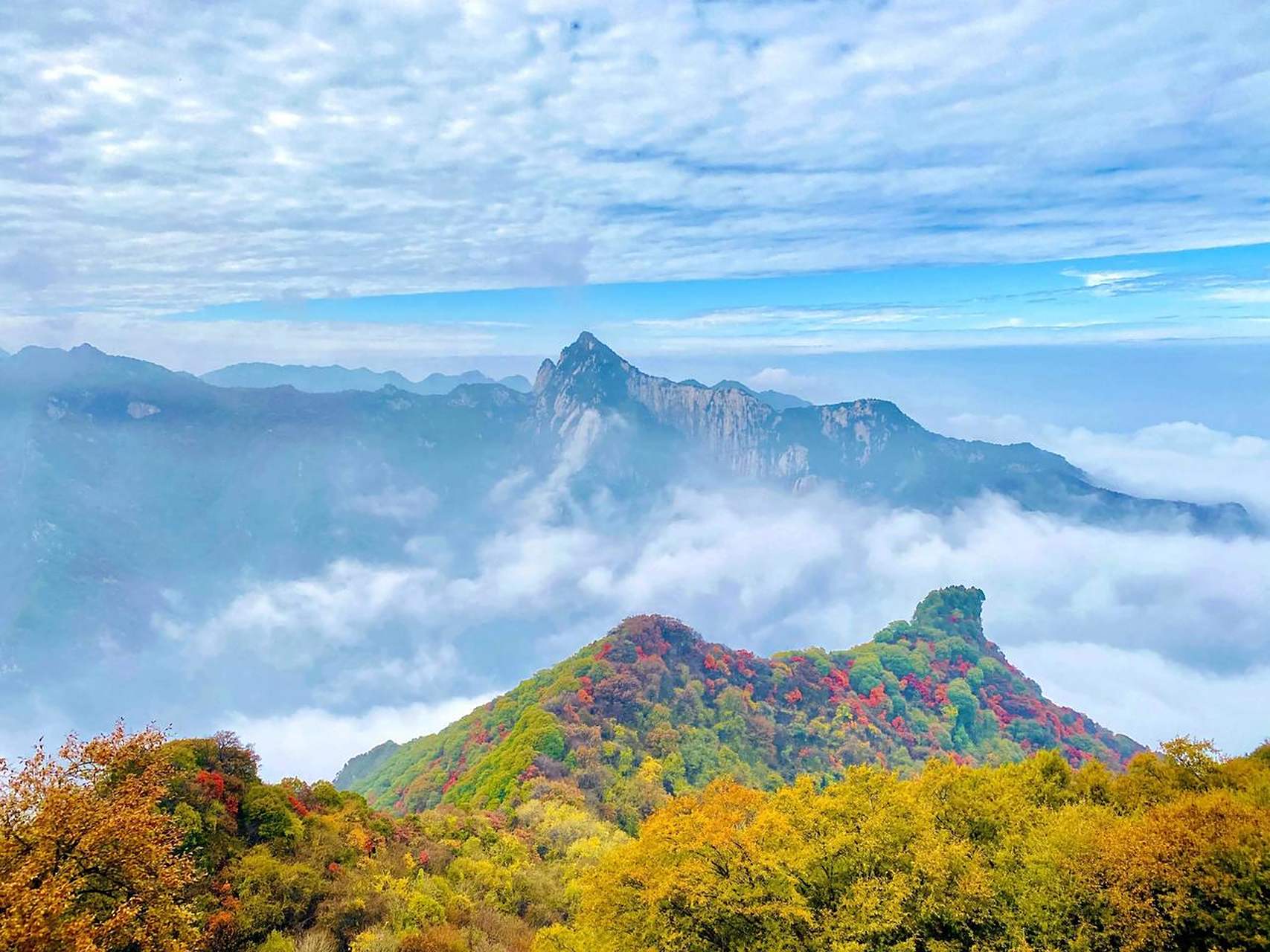 秦岭一脉的渭南少华山国家森林公园迎来了最美的季节.
