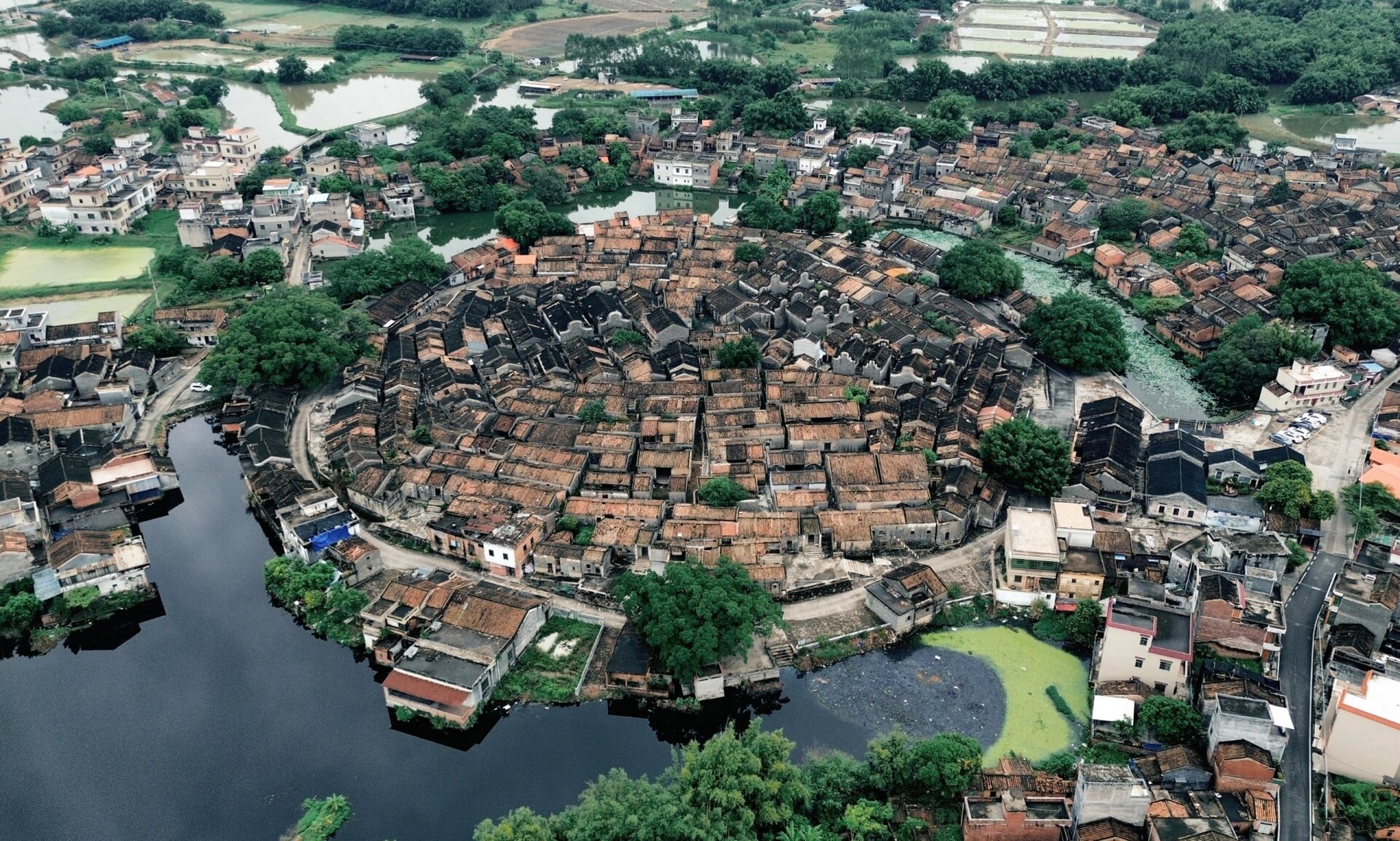 八卦城 位于肇庆市高要区回龙镇,有一条声名远播的"八卦村".