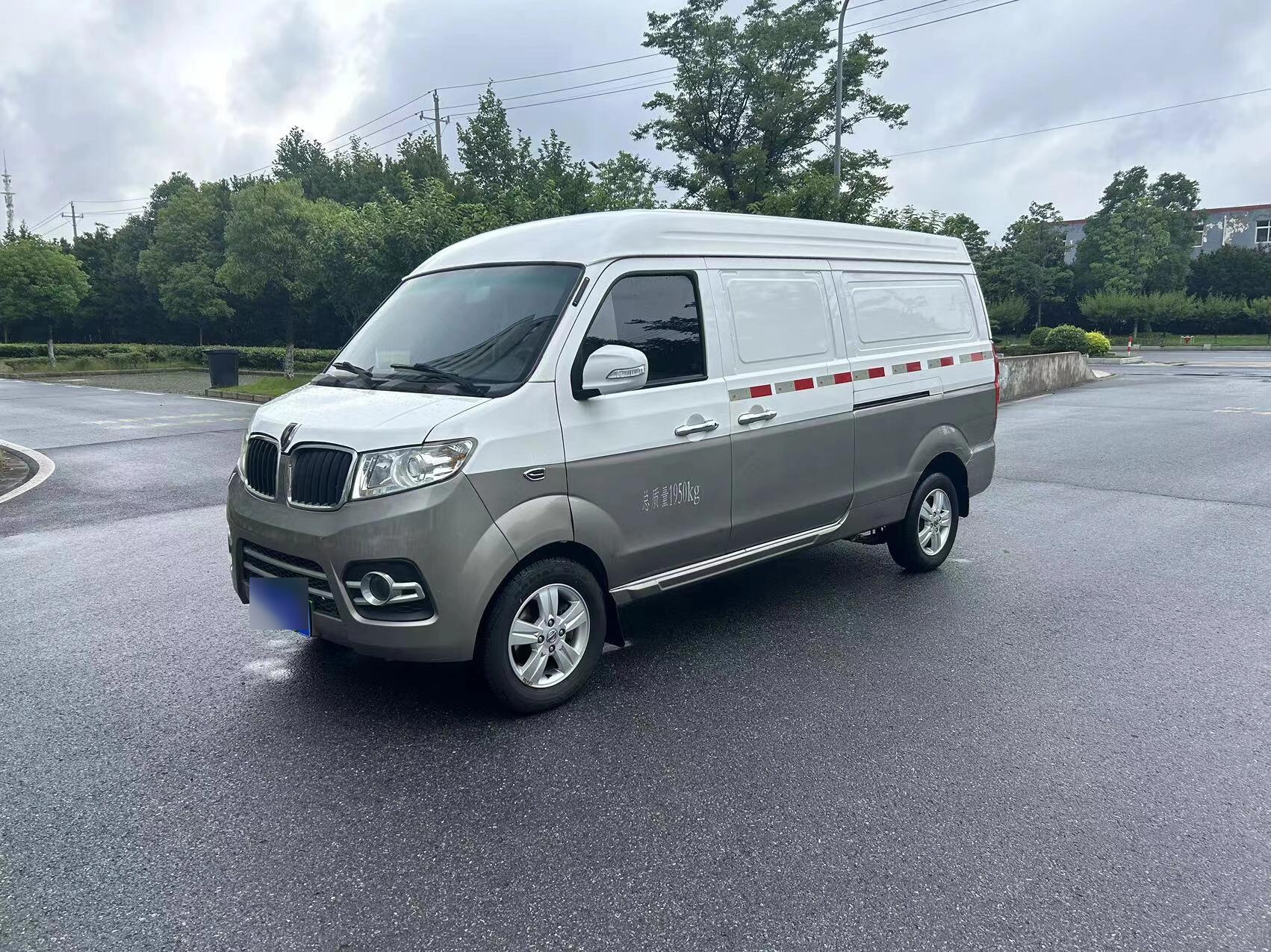 这款面包车适合二手房车或货车需求,绝对值得入手!