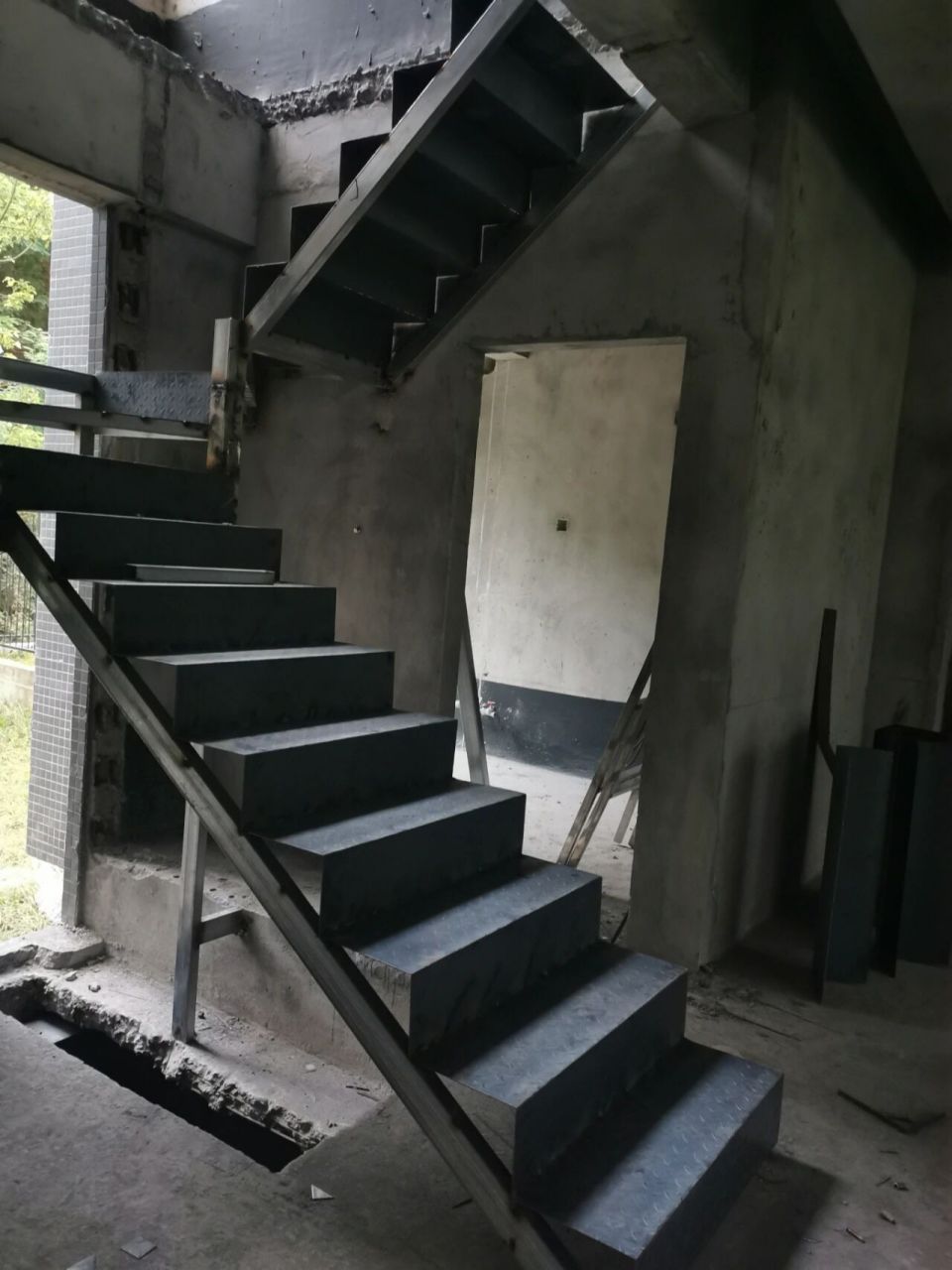 钢架楼梯贴瓷砖还是大理石还是木板?