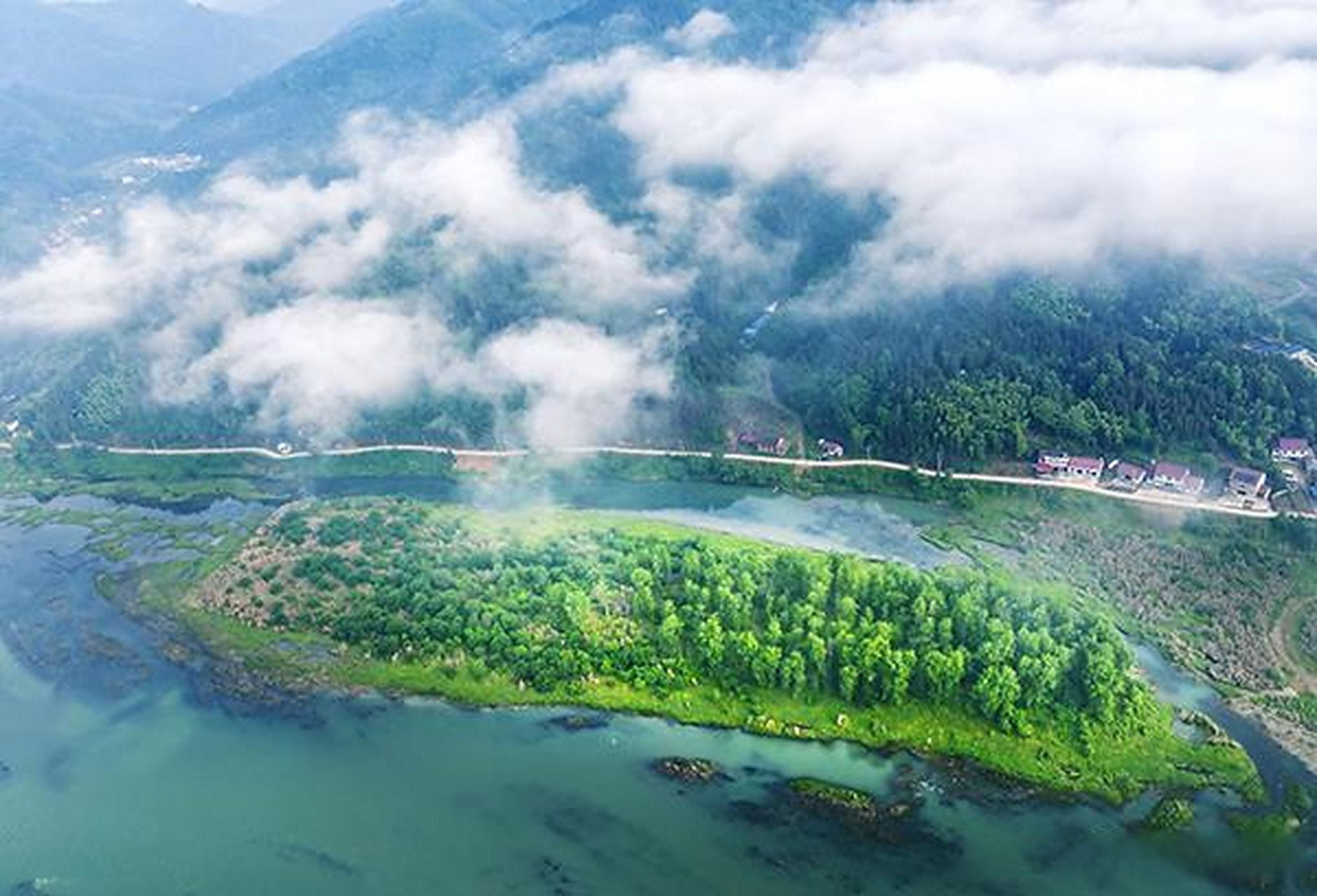 #湖南雨后美景入画来#雨后的湖南安化出现云雾缭绕的景象.连绵的群山