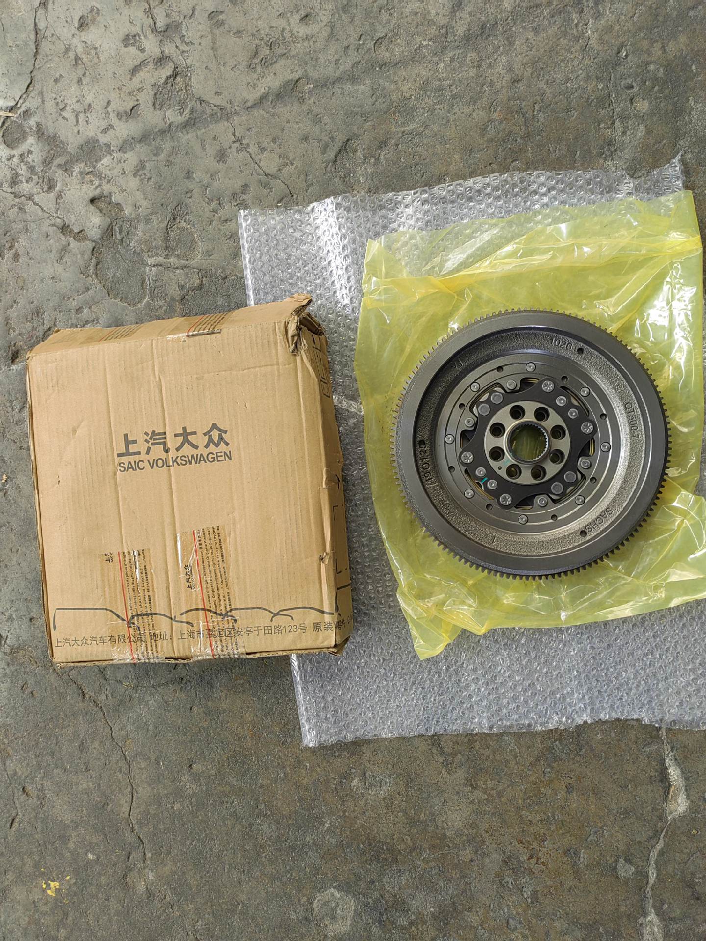 Volante del motor HOWO - Vista lateral