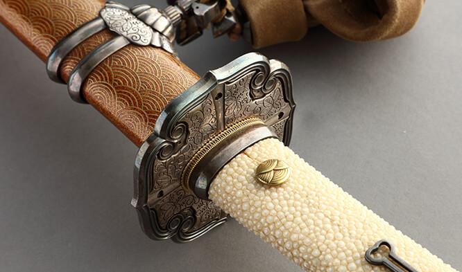 日本精美刀装欣赏:金梨子地下藤纹莳绘散鞘·糸(此字为日本转录而来