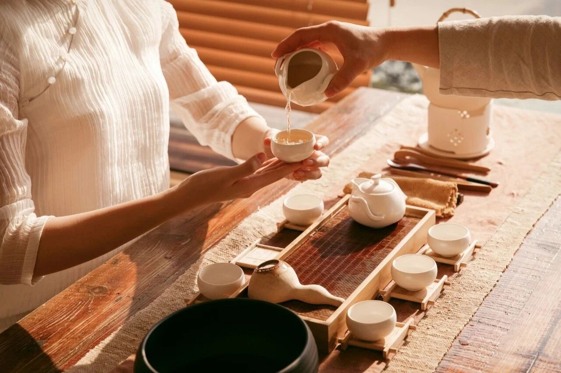 别人给你倒茶为什么要敲三下?