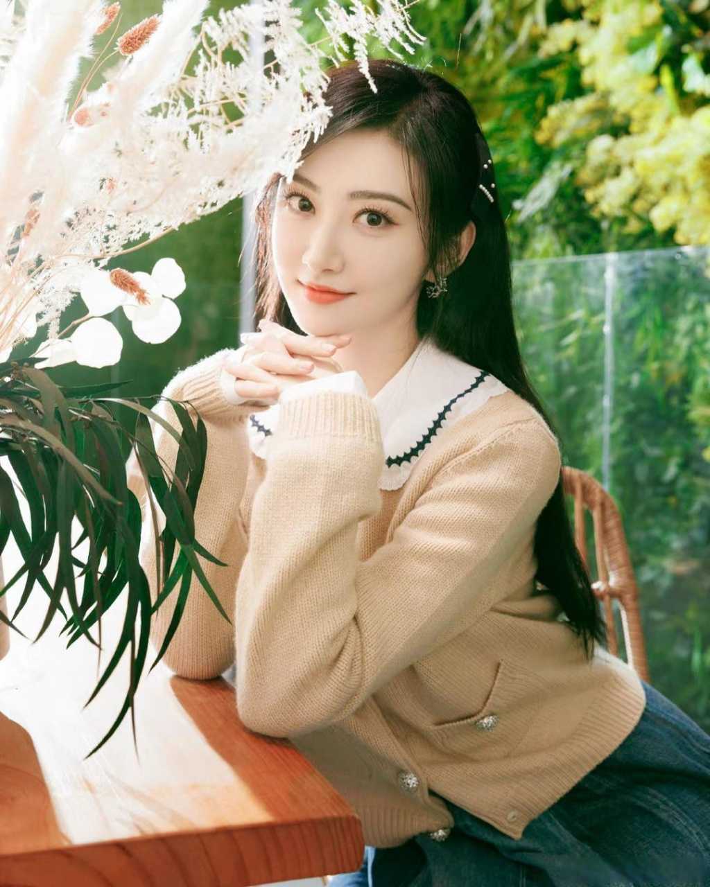 景甜# 娃娃领上衣少女风太美,宛如邻家小姐姐!