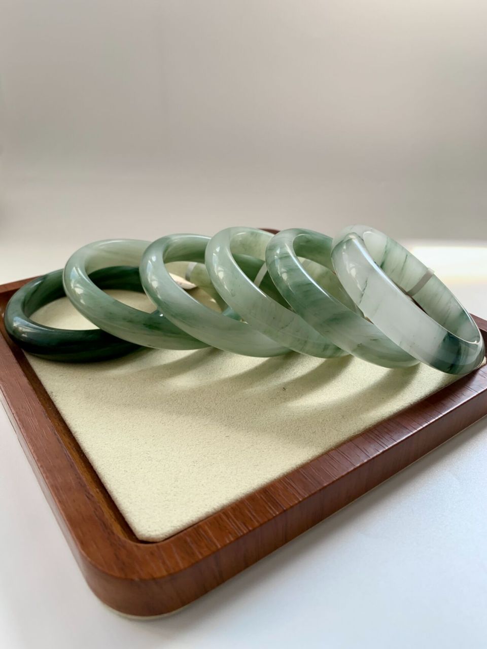 天山翠手镯 翠多就贵吗? 是的,翠多就会贵一点.