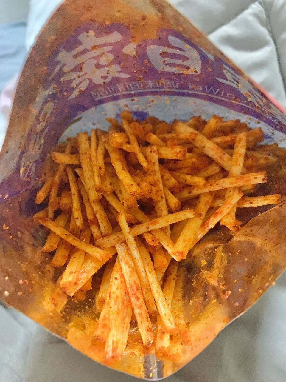 被朋友安利的辣白菜辣条 超级好吃呀97 甜辣甜辣的 两块钱一包 真的