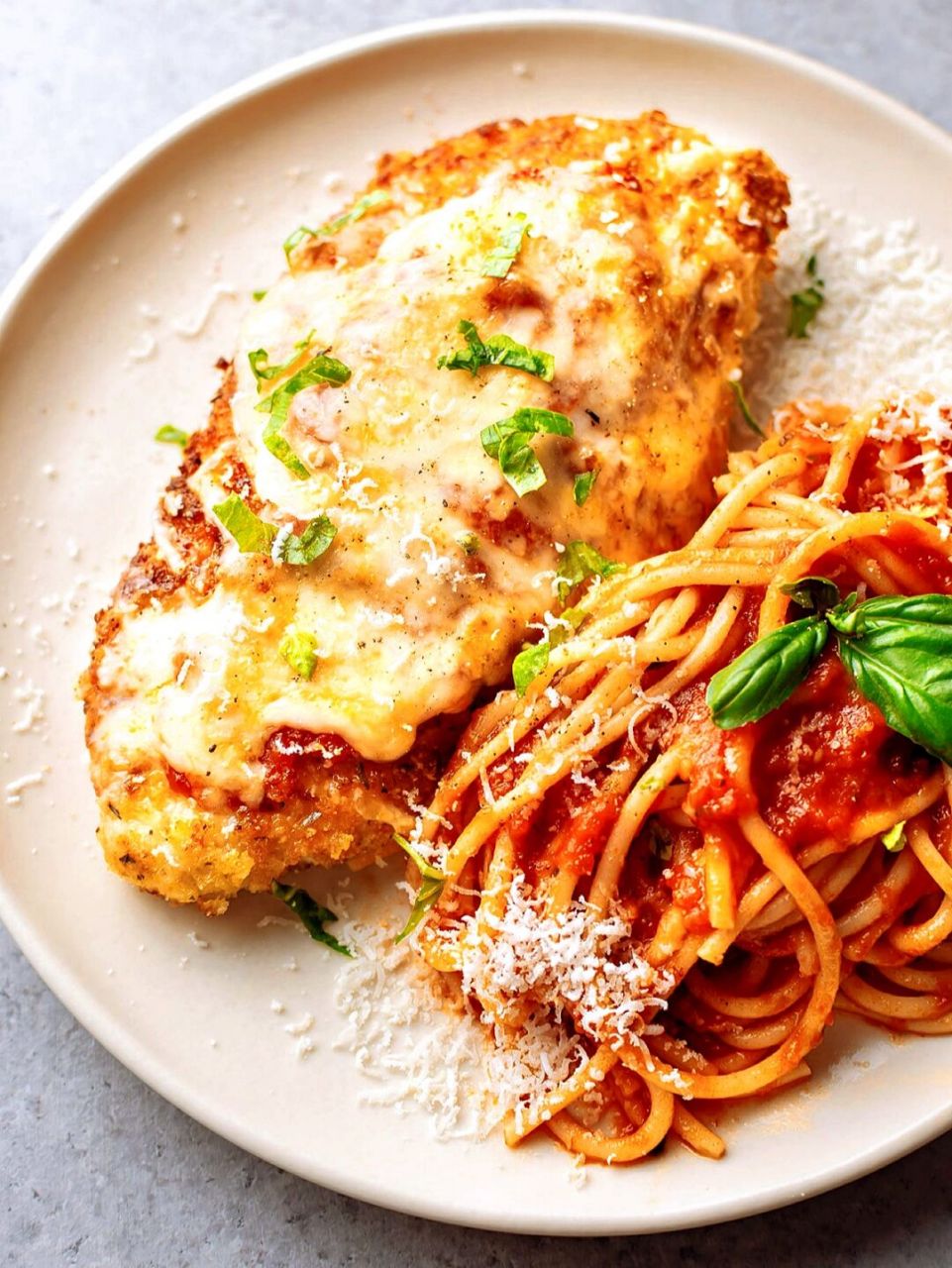 chicken parmigiana(意式奶酪鸡胸)94是一道禽类菜肴,鸡肉上裹着