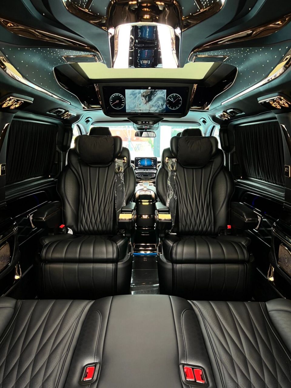 喜提明星大佬同款商务车,宝格丽黑金配色 展厅年度热门97内饰配色
