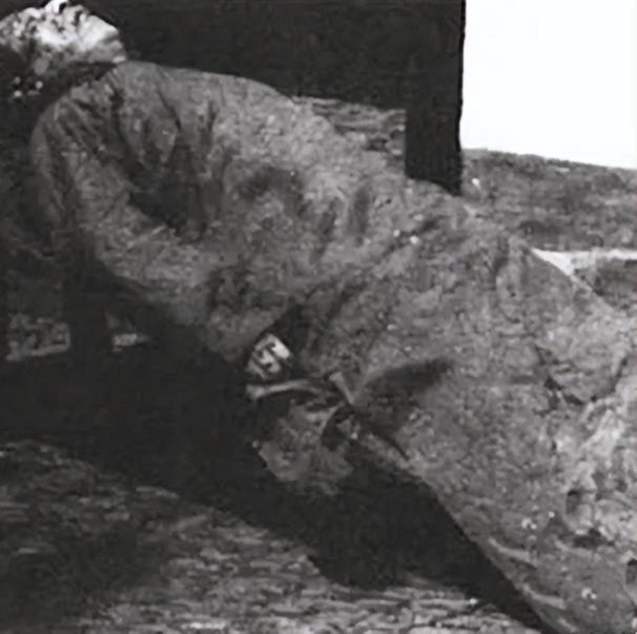 1946年6月3日,在苏州监狱,刚被枪毙的大汉奸陈公博,身下铺了张简单的