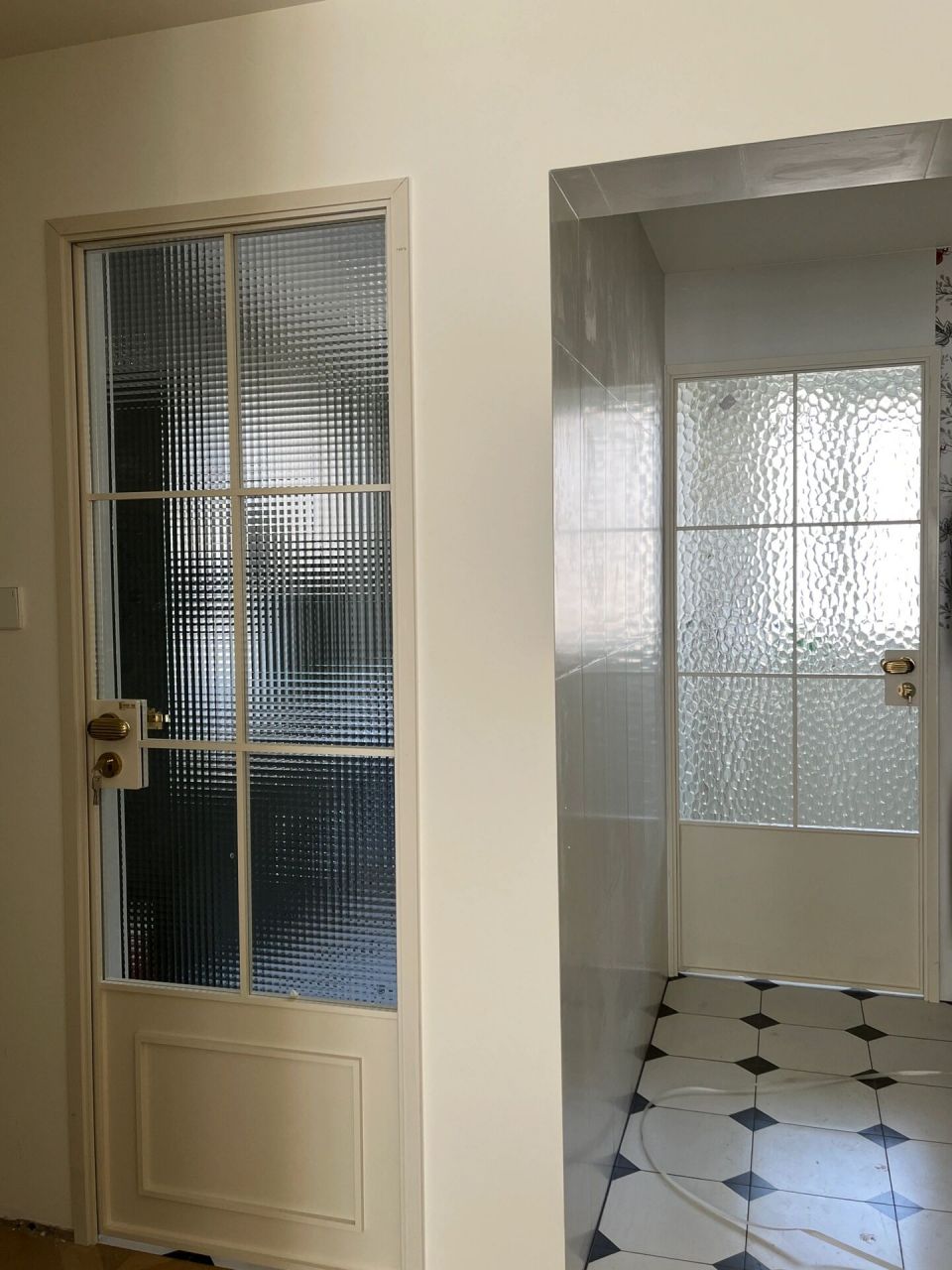 这俩门真的各美各的………… 厨房和卫生间门真的很和我的胃口,复古