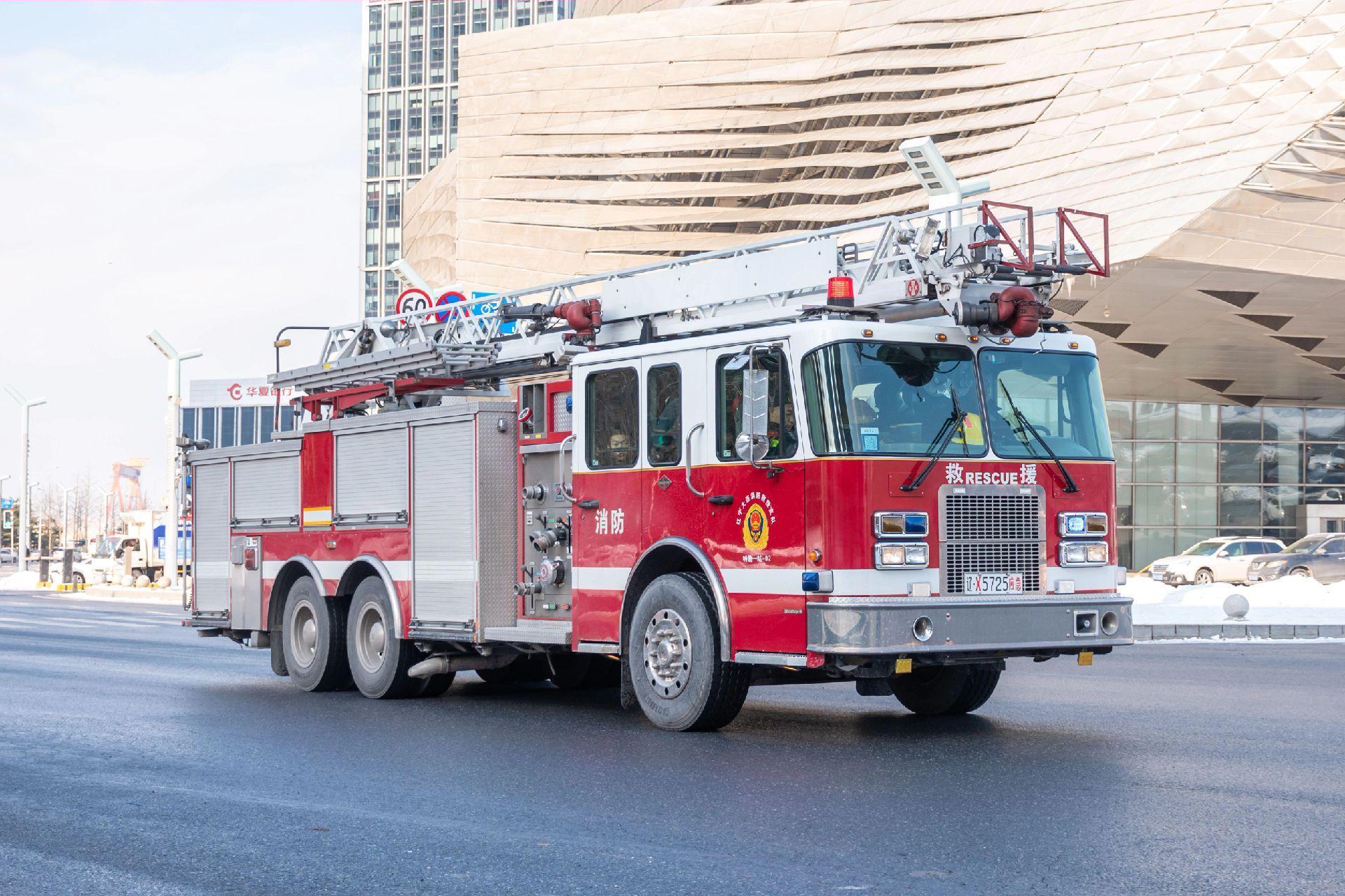 美国大力灵龙19米云梯消防车 "白头"批次采用斯巴坦advantage ff 6x4