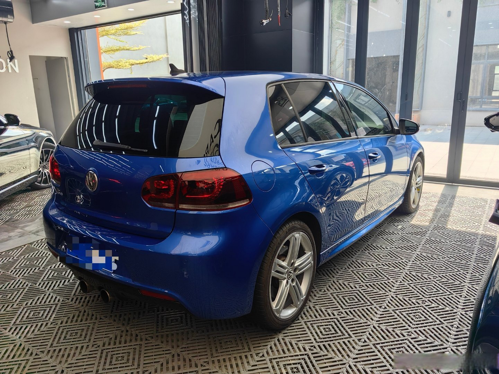 来大家车汽车膜瞄瞄,一眼看到十分罕见的深蓝色smart精灵1号,然后是