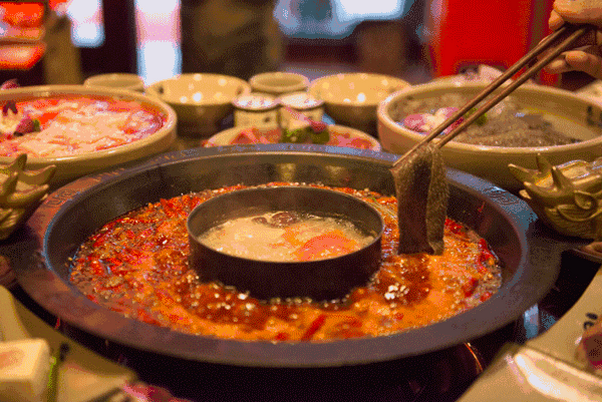 天气寒冷,热气腾腾的火锅成为市民就餐的热门选择.