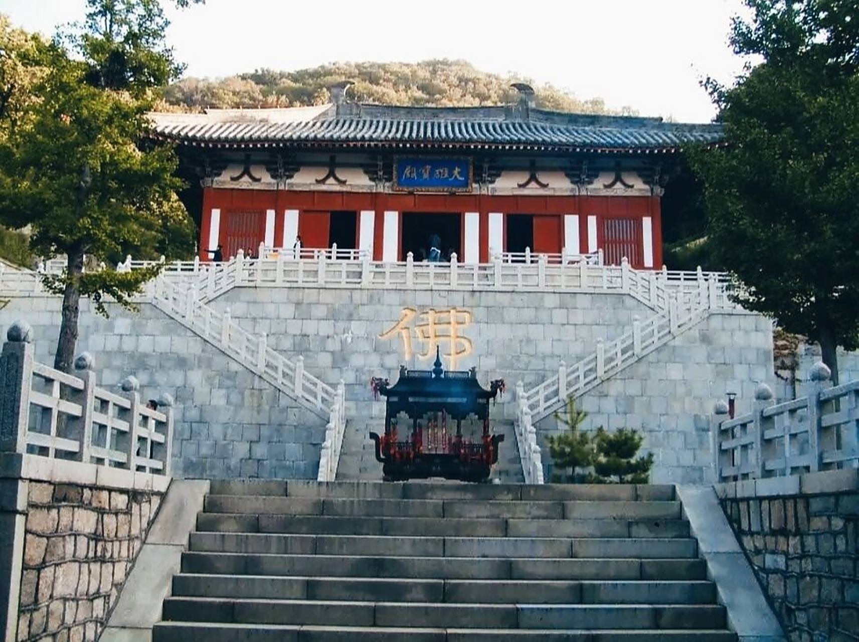 泰山有个竹林寺 坐落于山东省泰安市泰山西溪谷中,在黑龙潭的上边,今