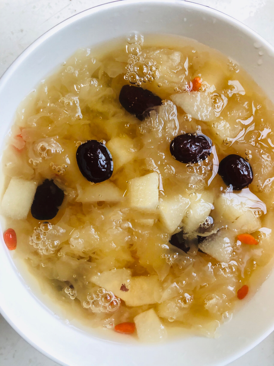 夏季冰镇冰糖雪梨银耳枸杞红枣汤的做法?