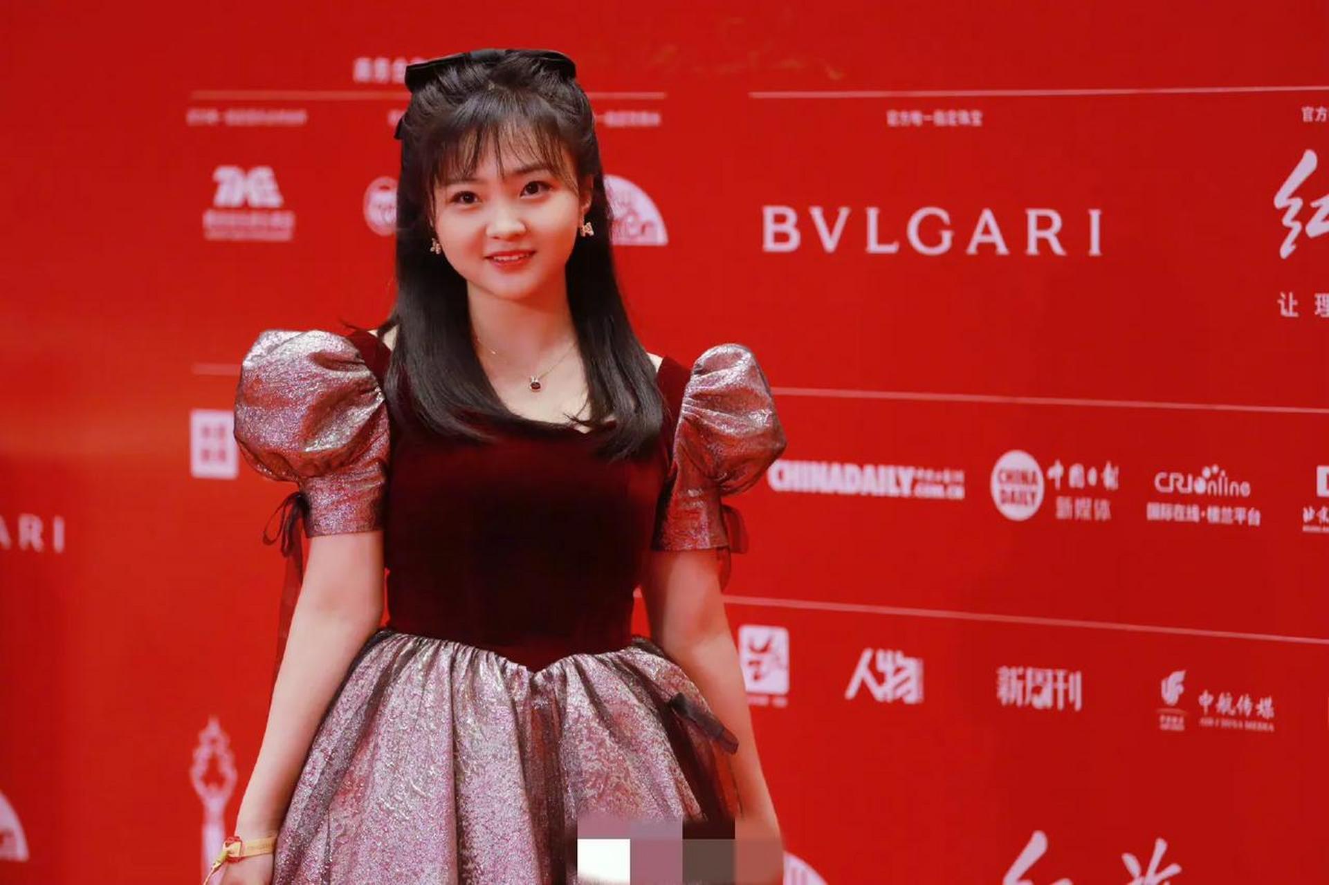 林妙可也去参加北京电影节了,这到底是24岁还是14岁啊,看着也太小了