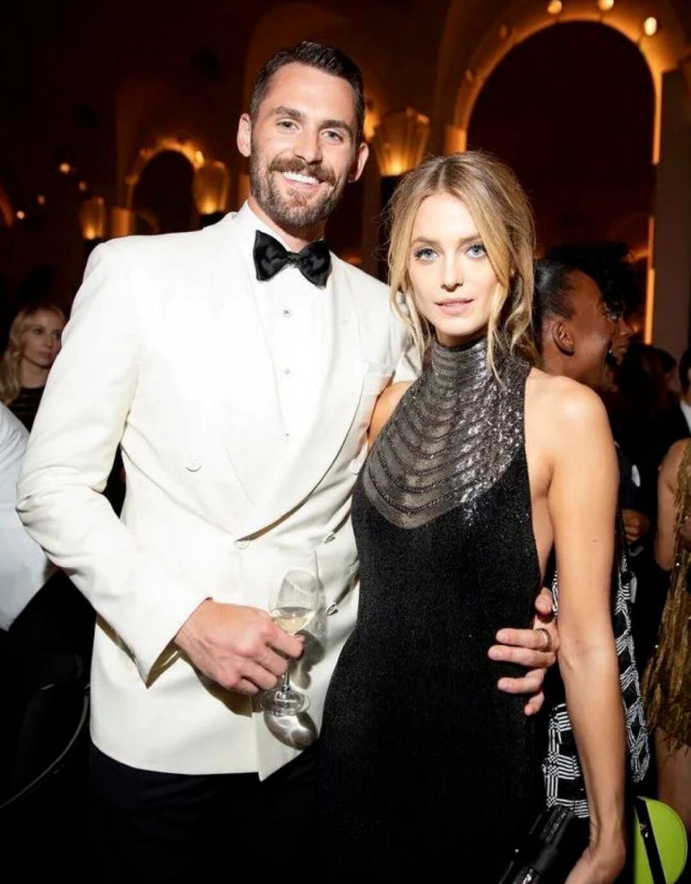 艾米莉·维嘉是凯尔特人队球星艾尔·霍福德的妻子,和霍福德一样来自