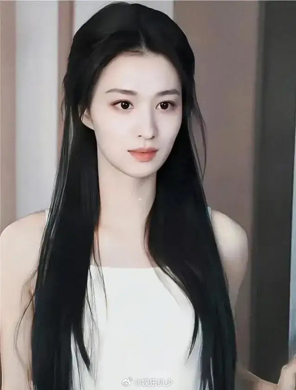 王楚然是不是谎报年纪了啊,怎么99年的跟杨洋站在一起看着像姐姐呢?