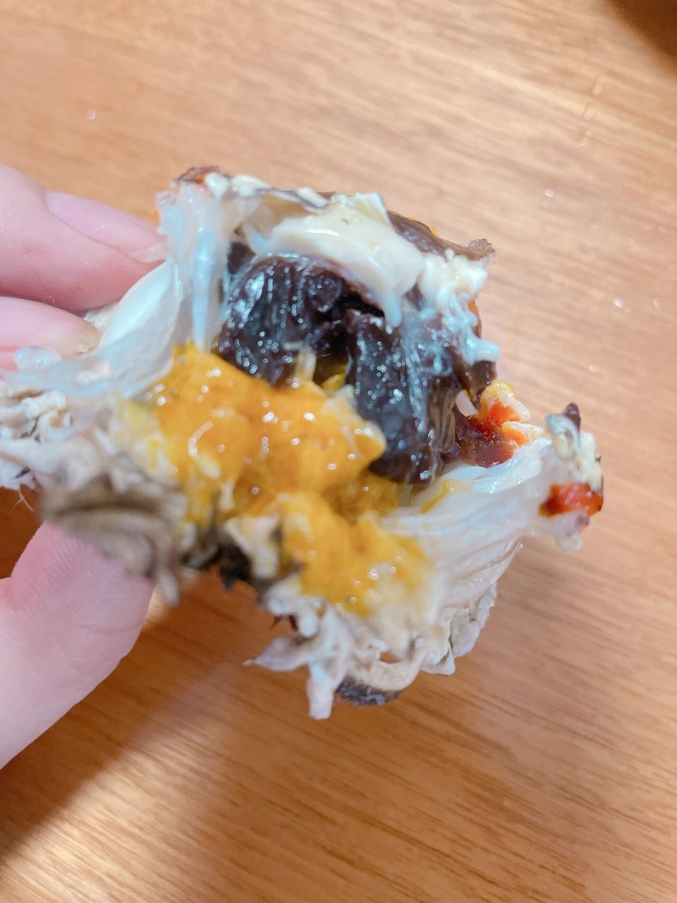 这个月份的螃蟹黄是黑色的吗 像是龟苓膏一样的感觉 还是因为我没有