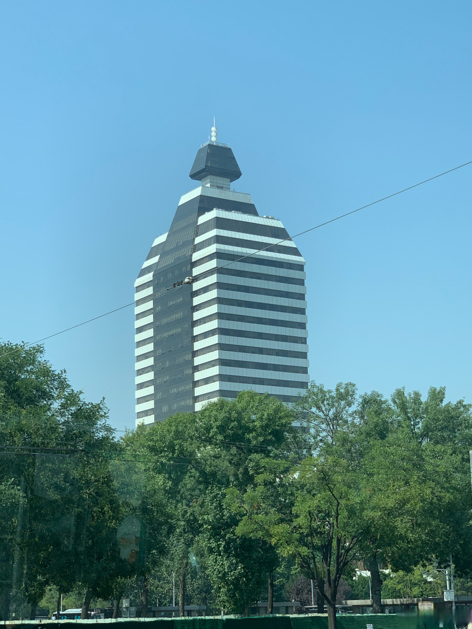 低调的新华社总部大楼,查了下资料:设计理念为"巨笔",大楼建成于1989