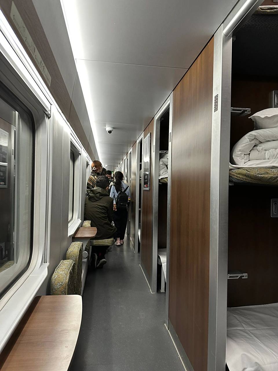 d709北京南-上海二等卧 高铁的硬装,绿皮的软装 行李架不在座位上面了