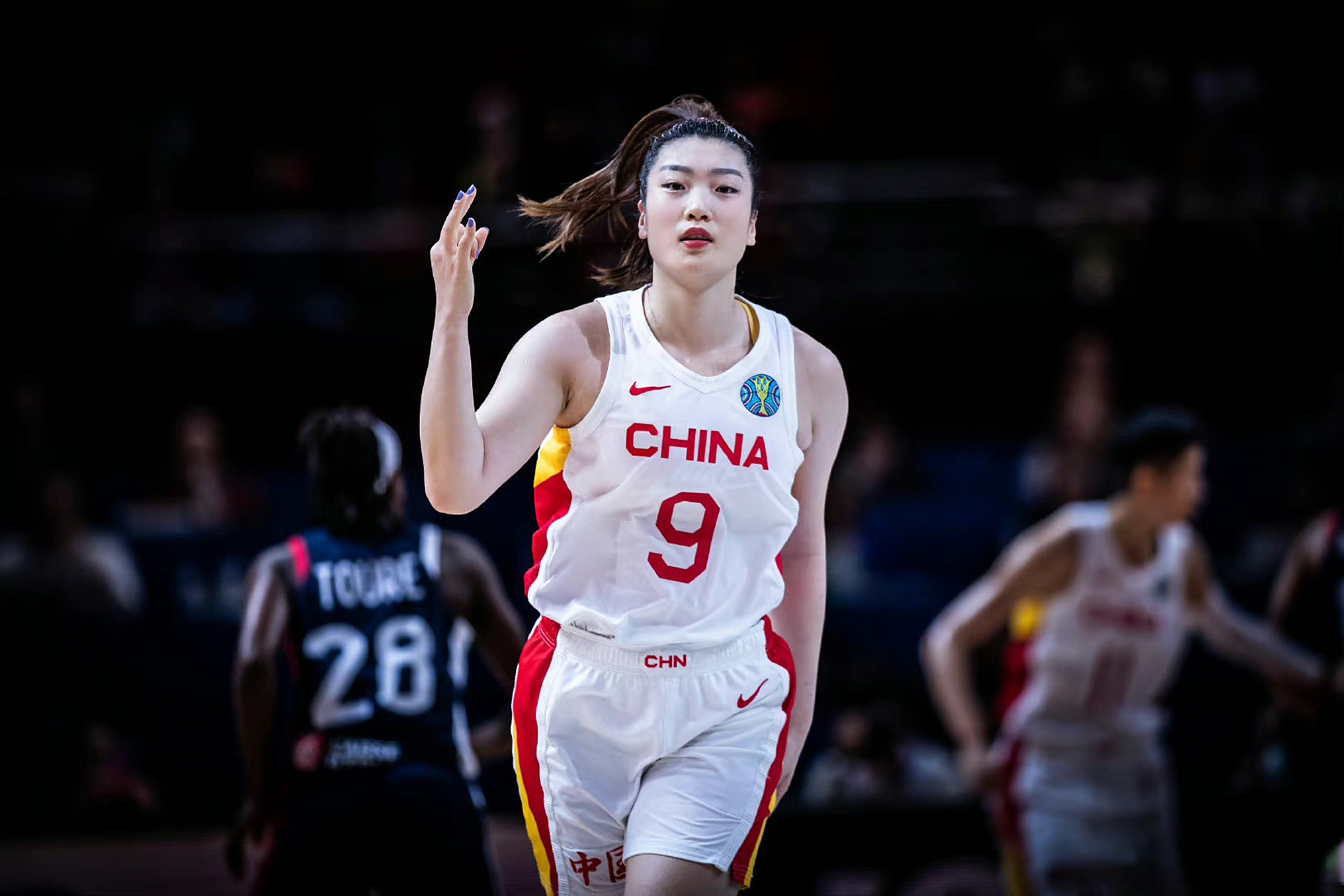 女子篮球运动员】国际篮联25日宣布,中国女篮球员李梦被球迷评选为