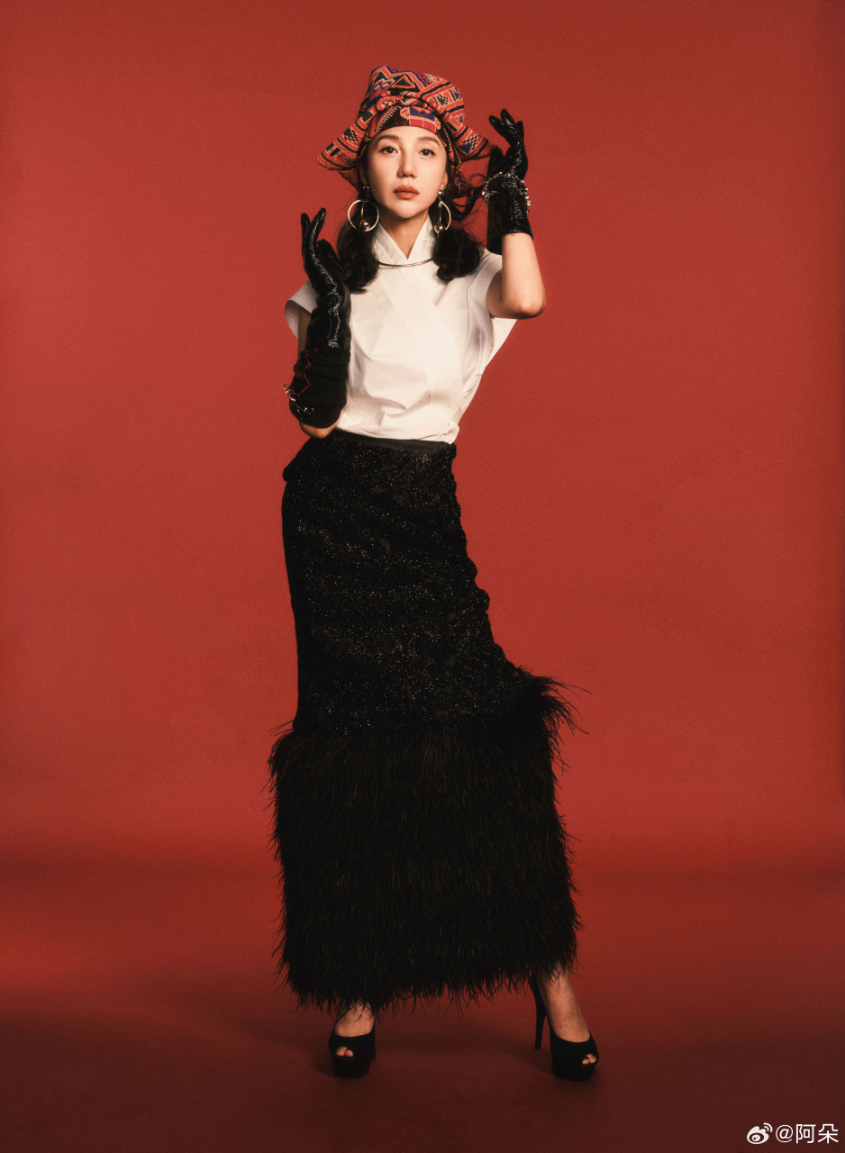 设计灵感挡不住了09,拍摄现场用土家西兰卡普diy了一顶漂亮的帽子