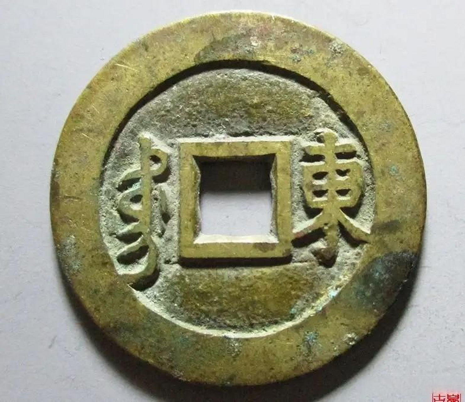 今天就跟大家聊聊康熙鱼钩东的鉴别特征.