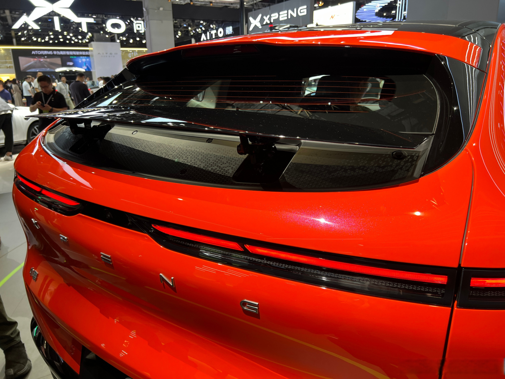 小鹏g6,实车确实比照片好看,尾部的隐藏尾翼,有些出其不意.