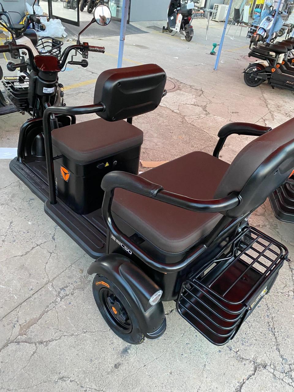 雅迪休闲三轮车c50