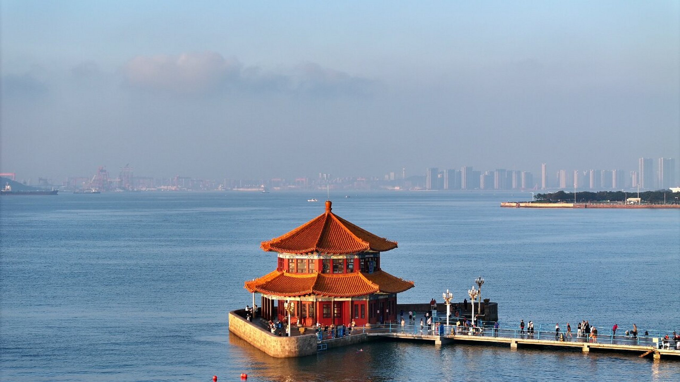 青岛栈桥是青岛市的标志性建筑之一,也是中国著名的旅游景点之一.