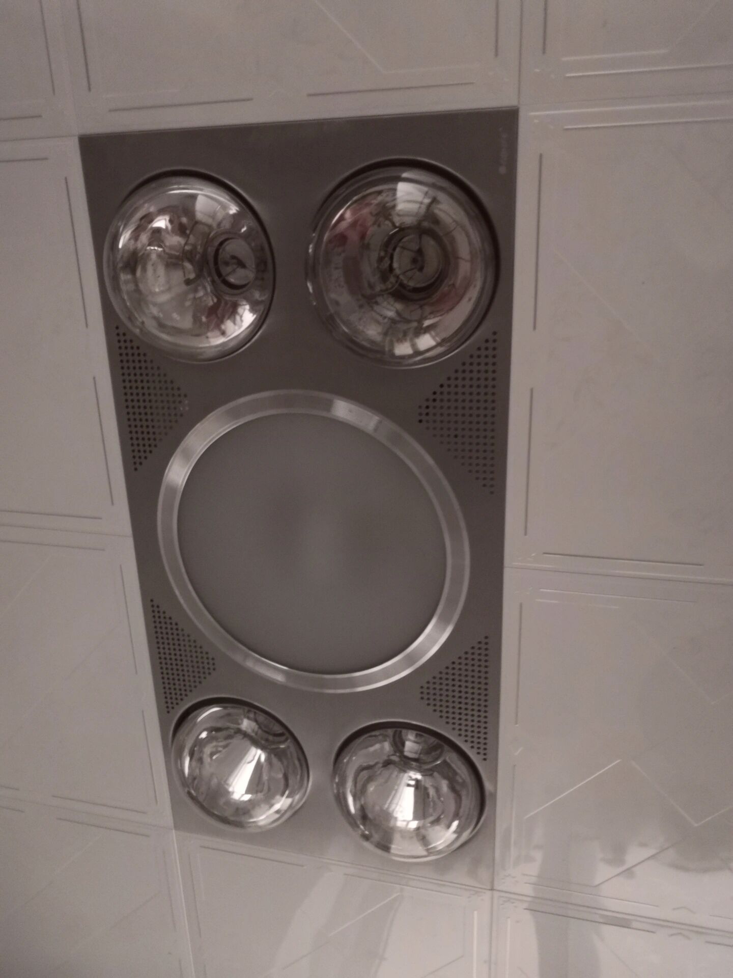 万能的友友们,请问浴霸中间的照明灯坏了