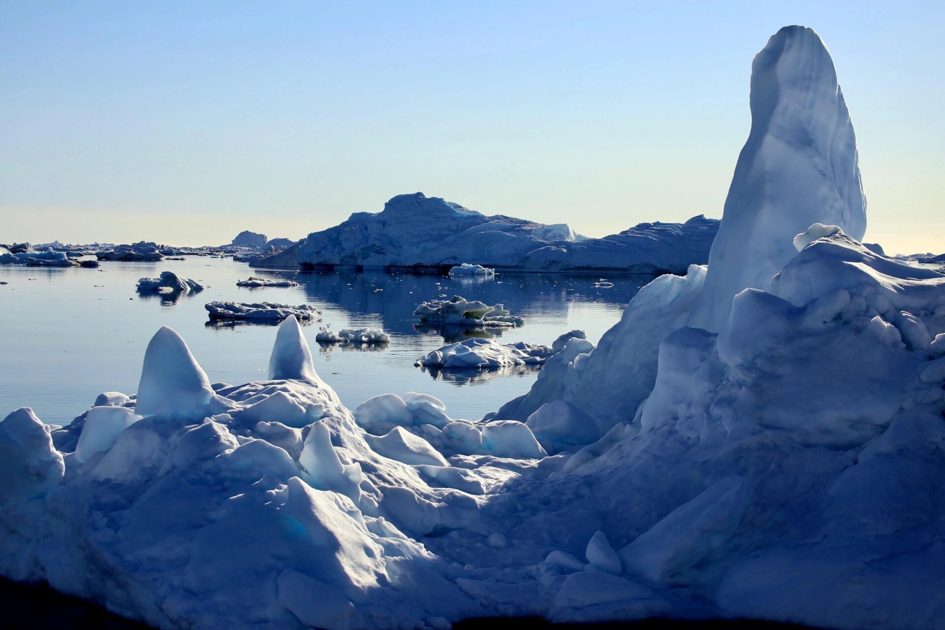 冷酷大岛格陵兰   地球上最大的岛屿是格陵兰岛,面积216.6万平方千米.