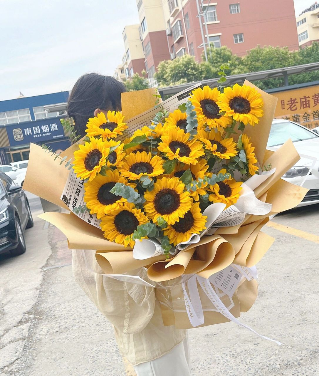 送妹妹18岁生日花束|同时祝贺高考结束 18支向日葵花礼