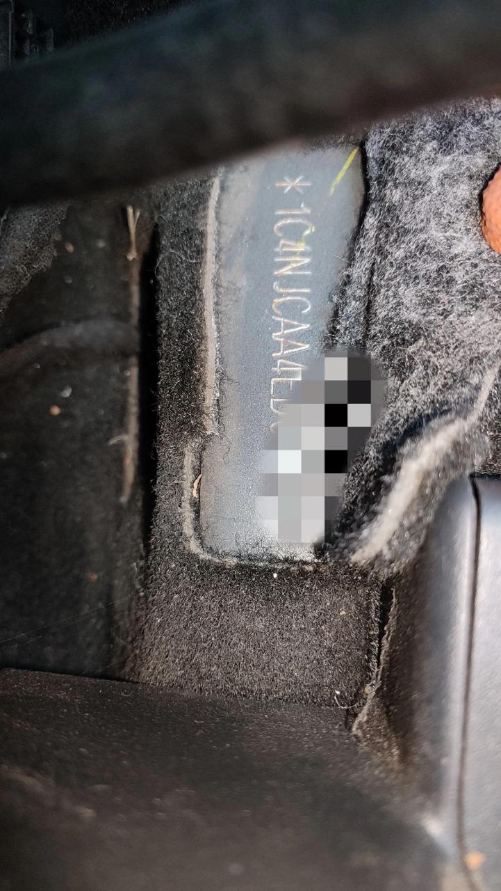 13年jeep指南者 发动机号车架号