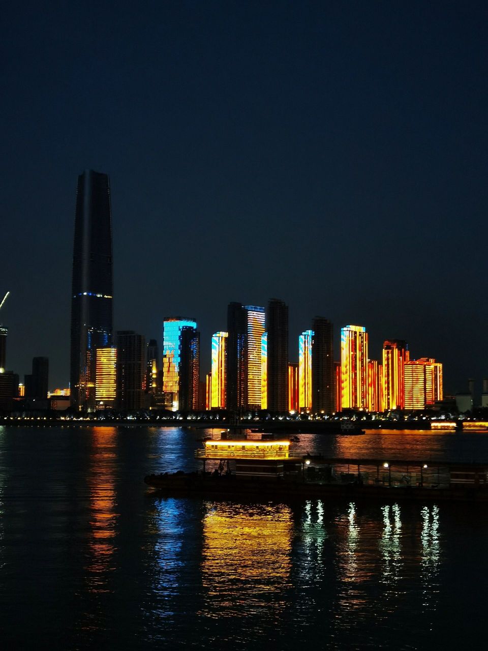 武汉汉口江滩夜景 太困了,下午五点回宾馆睡了一觉六点多起来纠结半天