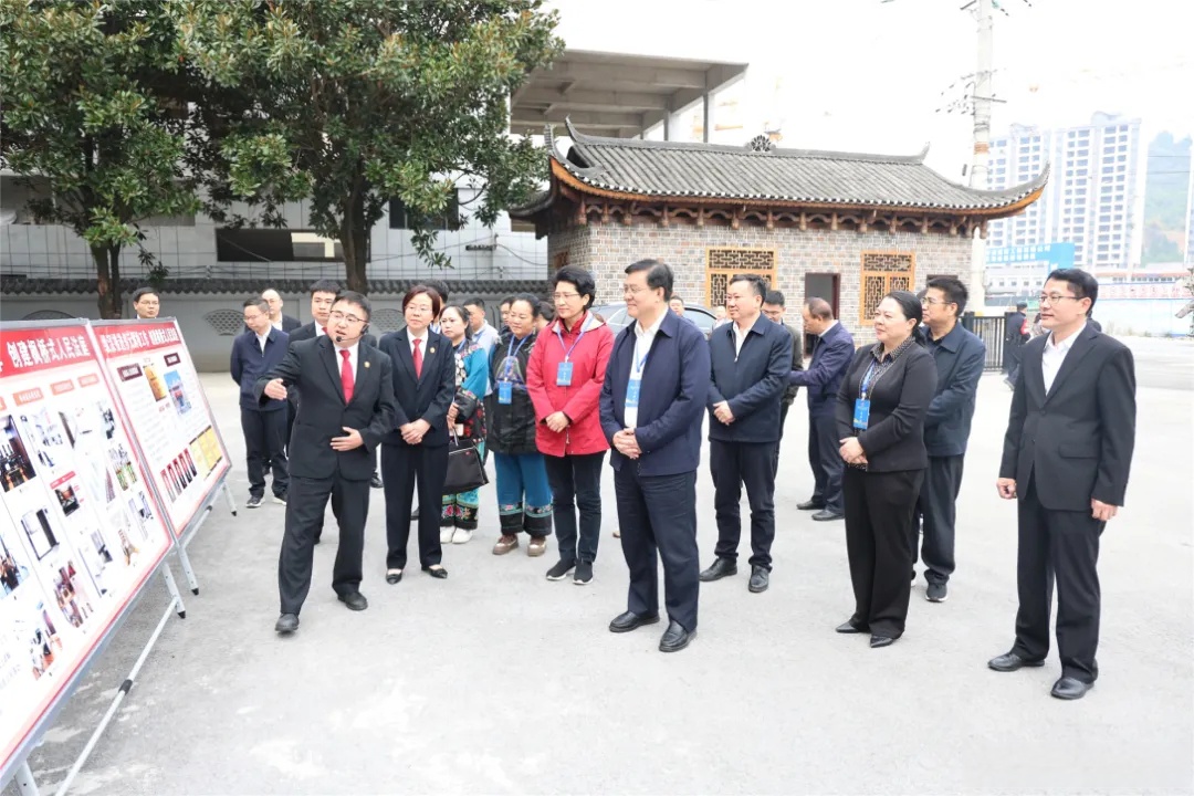 【朱玉在湘西自治州参加省人大代表小组主题活动】11月13日,湖南高院