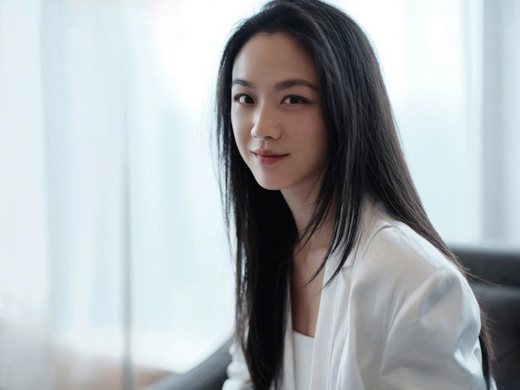 汤唯出席上海车展的高清造型图出炉,沙发上随性拍摄也很美.