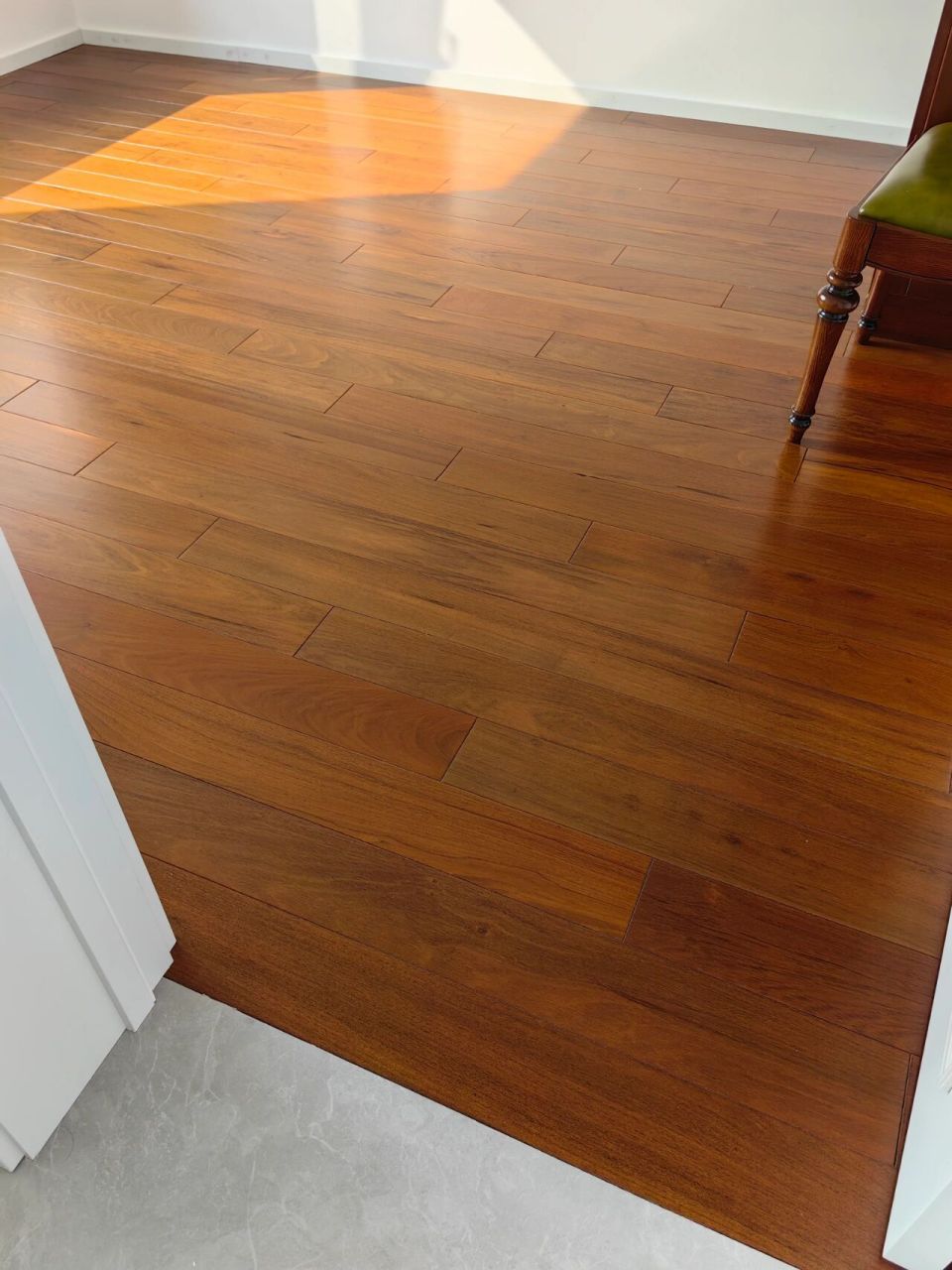 地板材种——重蚁木 重蚁木是世界上质地最密实的硬木之一,硬度是杉木