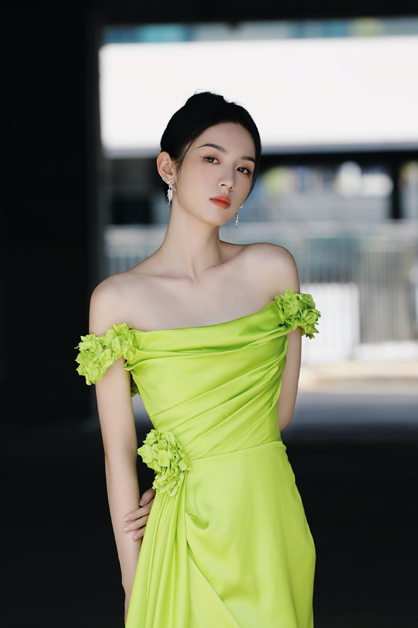 周也夏日纯色吊带甜美写真图集