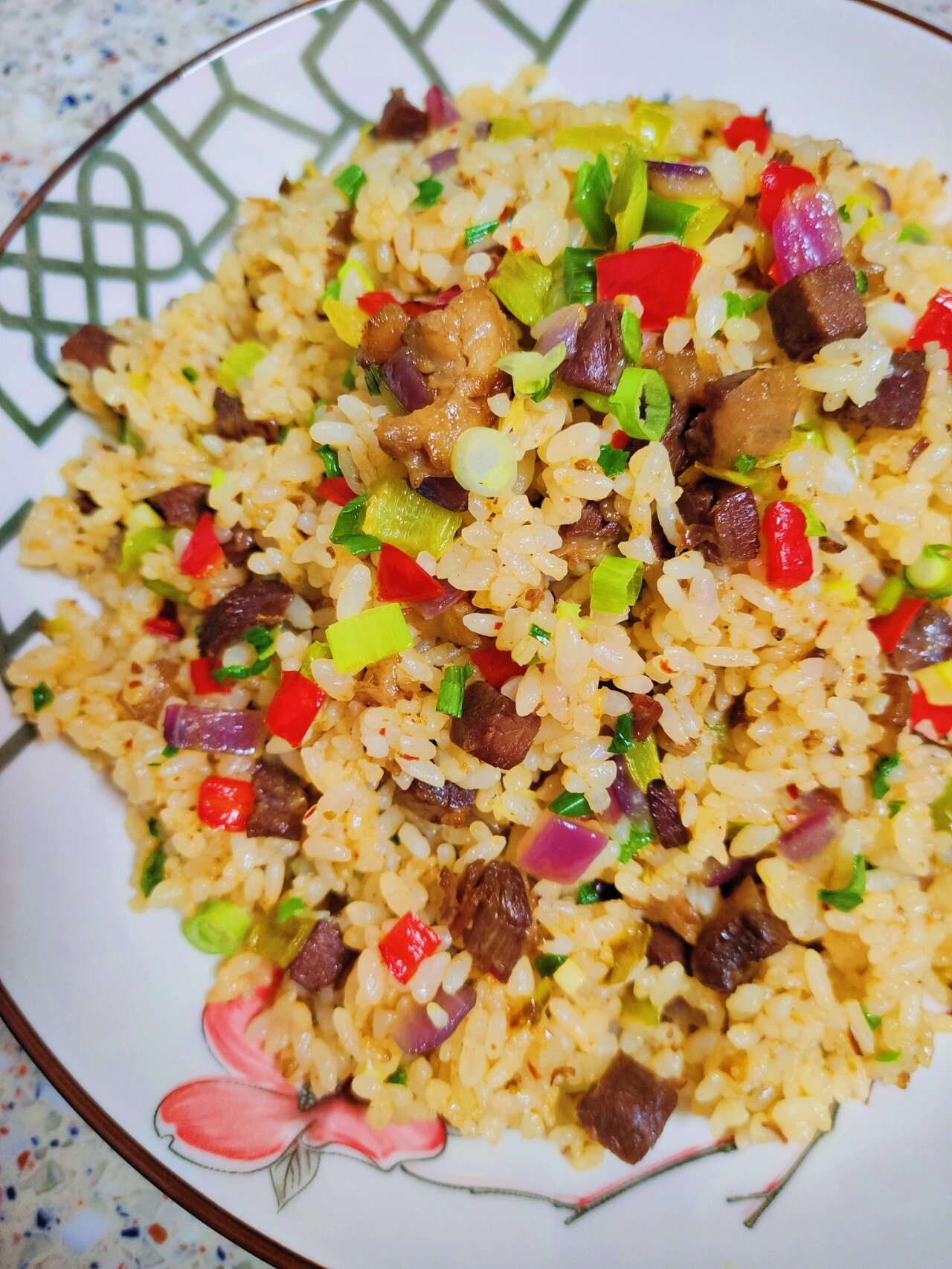 孜然牛肉炒饭,粒粒分明,香辣美味,色香味俱全,不油不腻还不粘锅,炒饭