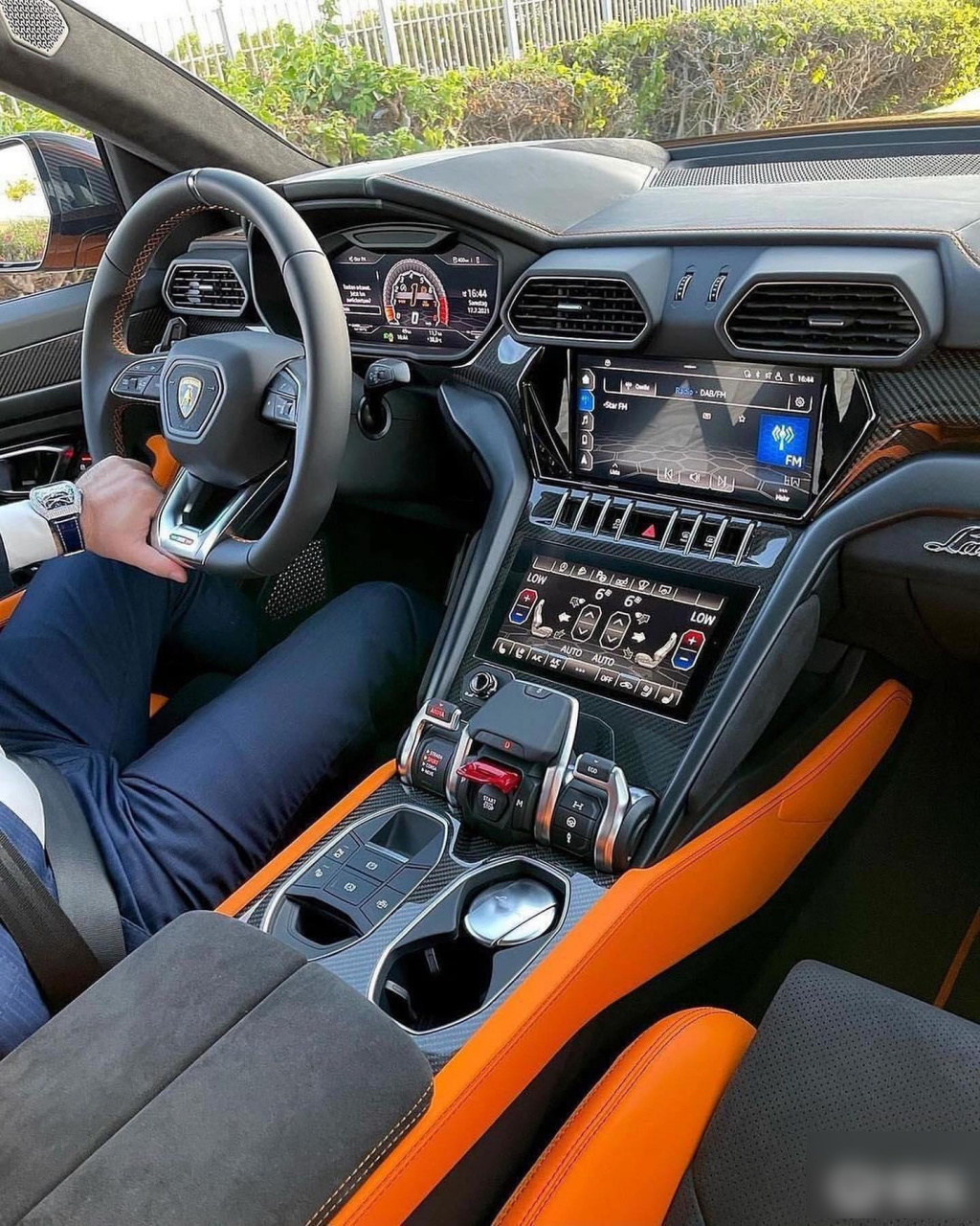 保时捷,劳斯莱斯,布加迪以及柯尼塞格等品牌的超豪跑车内饰,更是力求