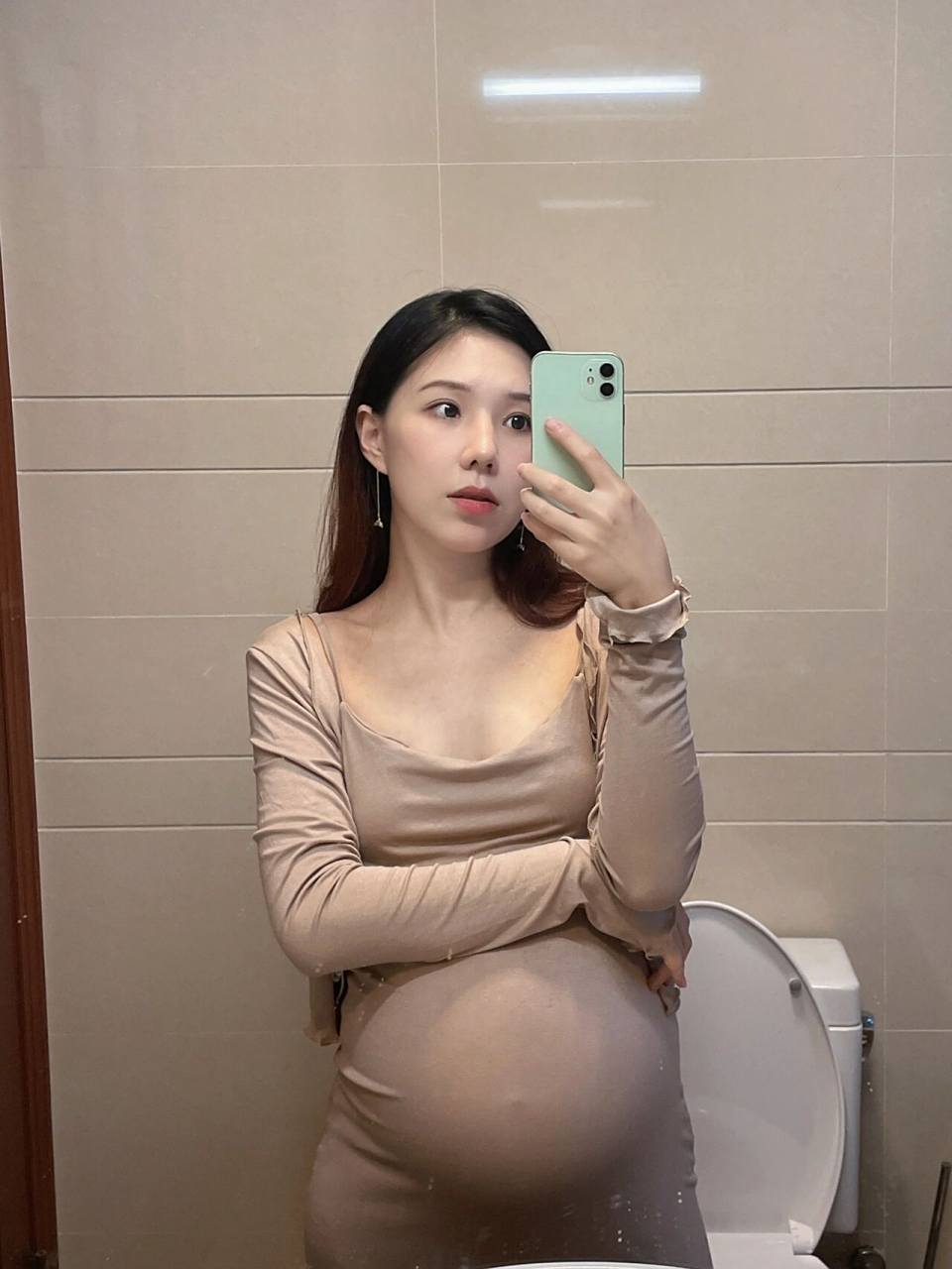 怀孕以后越来越适合纯欲风的连衣裙了,整个人越来越有女人味,怀孕真