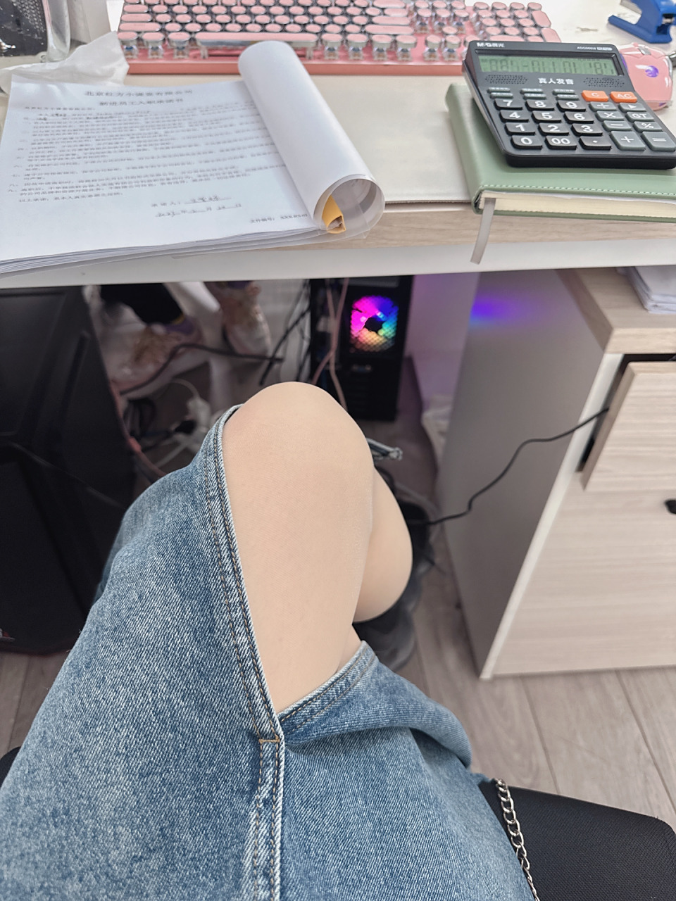 观察了公司的男生女生 好像没看到有男生跷二郎腿 女生也少,难道就我