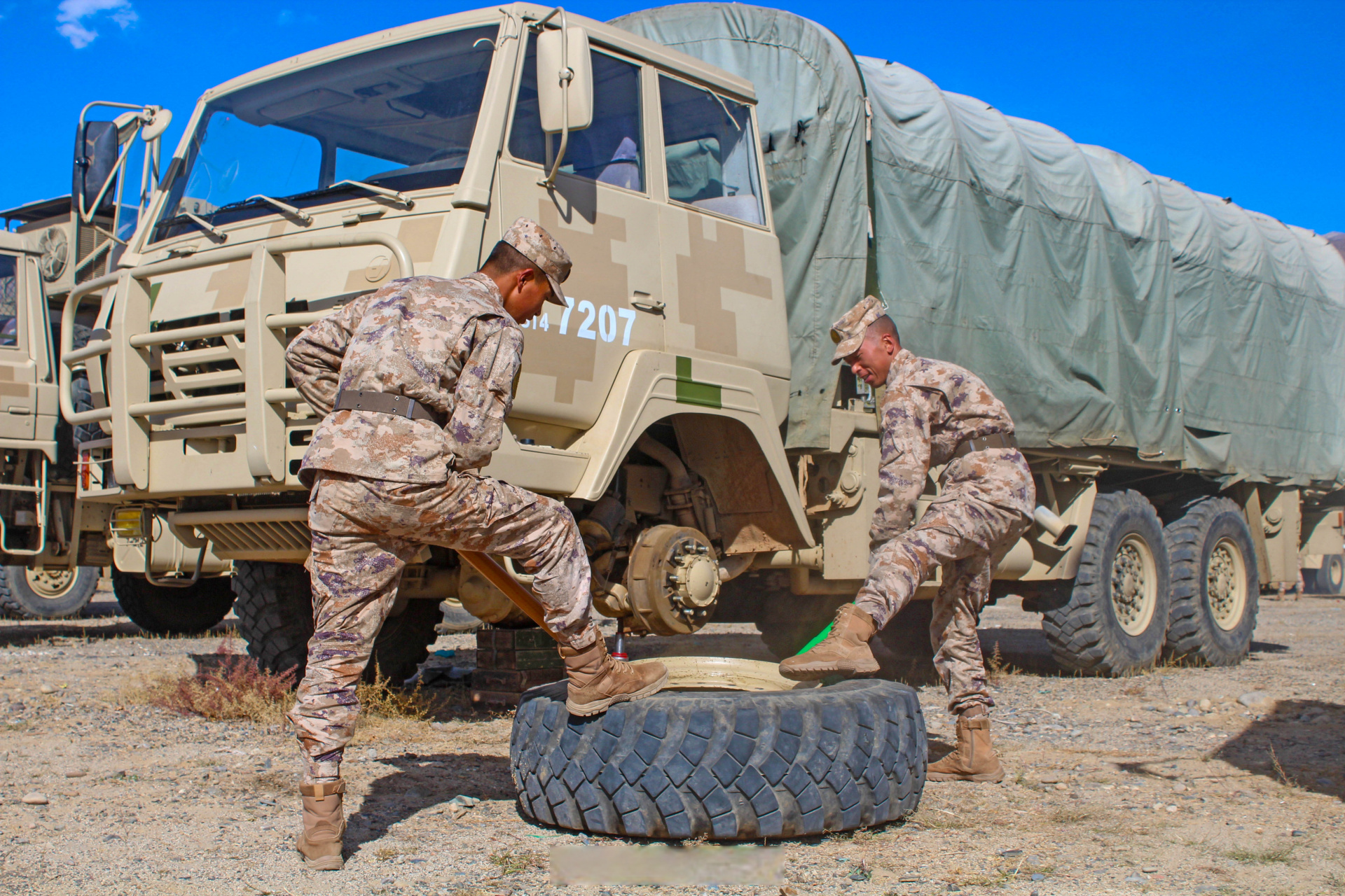钢铁战友"充电蓄能】近日,西藏军区某旅组织开展秋季装备换季保养工作