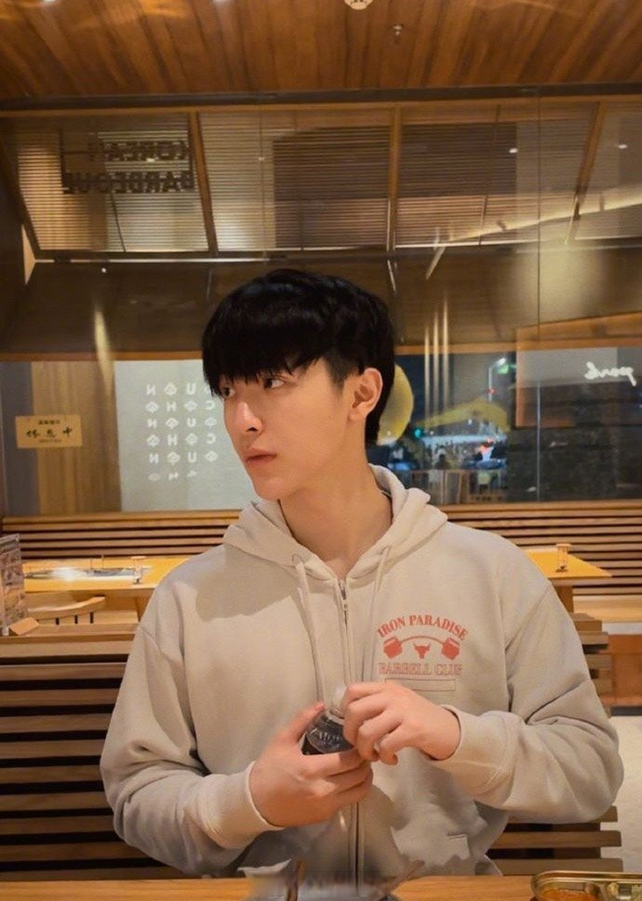 张逸杰肌肉坚持健身也是一种自律的体现,每个人都有选择自己生活的